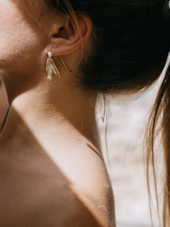 Hojas de olivo y perlas pendientes