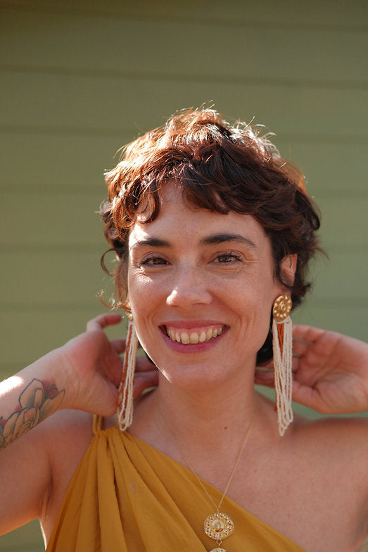 Pendientes tejiendo red