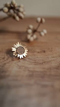 Flores pequeñas de margaritas y girasoles